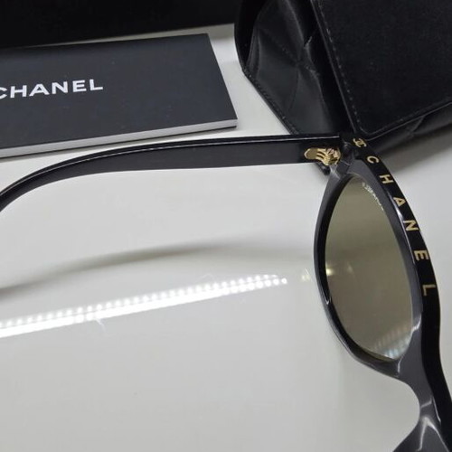 Chanel sunglasses with gold mirror lenses like new, black