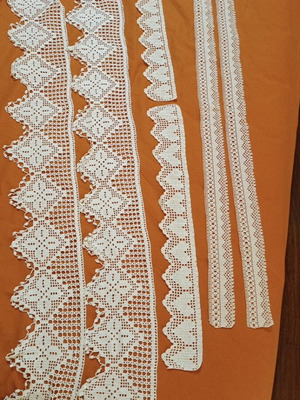 Handmade lace set like new with crochet trims and round doilies