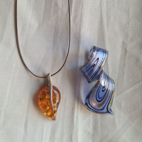 Set of 2 necklaces like new Amber Style and artistic glass