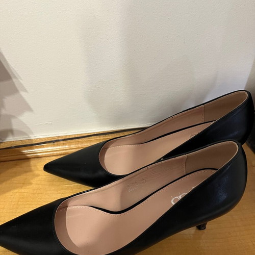 GoGo black pumps with low heel like new, size 39