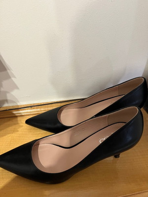 GoGo black pumps with low heel like new, size 39