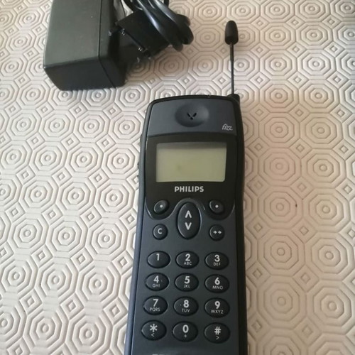 Philips fizz GS cell phone collectible functional with charger