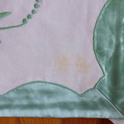 Bed sheet with green satin appliqué like new, 4 pillowcases