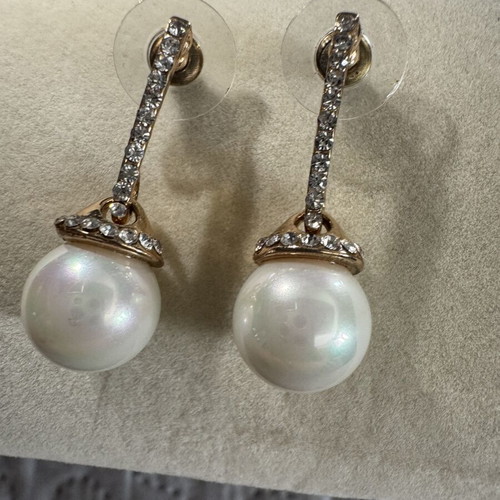 Earrings with pearls and rhinestones like new, gold tone