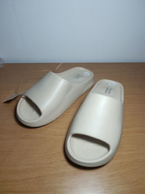 Ocean Addicts beige slippers