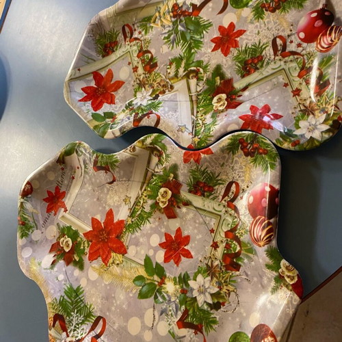 Set of 2 Christmas platters like new with designs