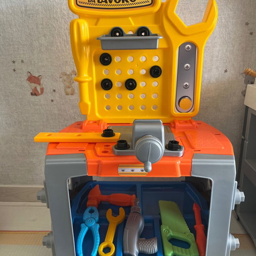 Comfuzio children's workbench like new