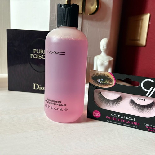 Mac brush cleanser new with free false eyelashes