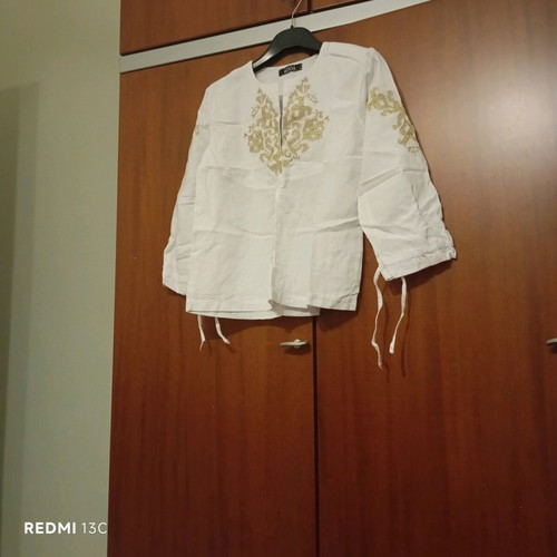 Blouse with long sleeves and gold embroidery new, size M