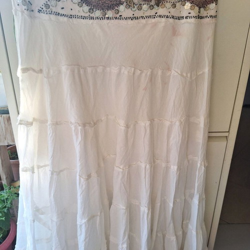 White skirt with embroidery, like new, 100% cotton, size M