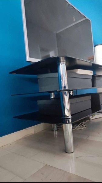 Μαύρο Γυαλινο (tempered glass) Τραπεζι τηλεορασης μήκος 120εκ, πλατος 50εκ, υψος 50εκ . ΚΑΜΙΑ ΦΘΟΡΑ