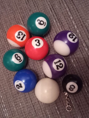 Μπαλάκια μπιλιάρδου και μπρελόκ