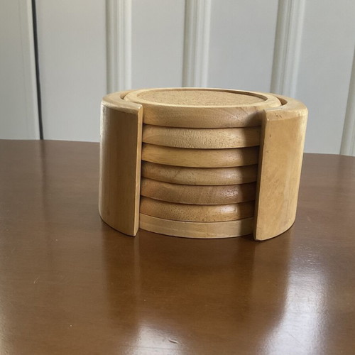 Coaster set like new, 6 round wooden pieces