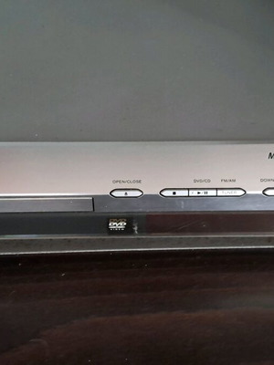 Home cinema σαν καινούργιο με 3 επιτραπέζια, 1 woofer και 2 επιδαπέδια ηχεία