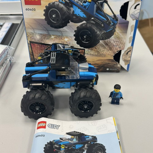 Lego City 60402 like new, original, missing minifigure helmet