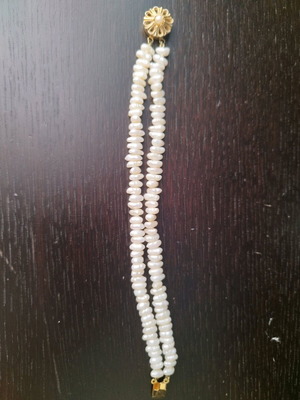 Bracelet cuff style with white pearls like new