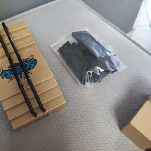 Finger Skate Track with 6 Skates gift, like new