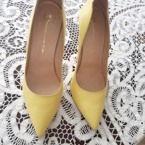 Mourtzi leather pumps size 38 like new, yellow