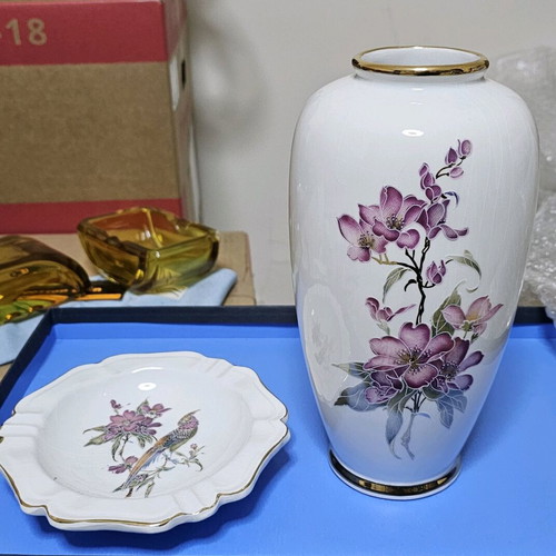Vase and ashtray-plate like new, ceramic with designs