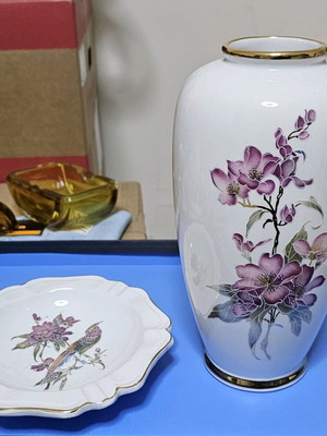 Vase and ashtray-plate like new, ceramic with designs