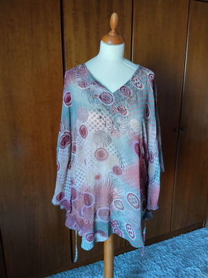 Airy tunic with sequins and pastel motif like new, sizes L-XXL