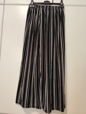 Zip culottes small like new, black and white