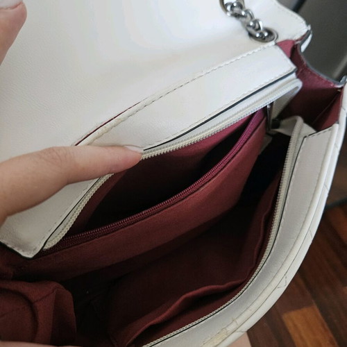 White shoulder bag with zipper and inner pockets
