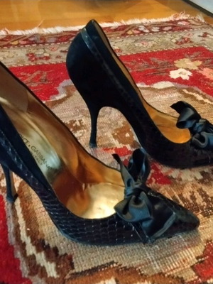 Dolce & Gabbana black suede leather pumps like new