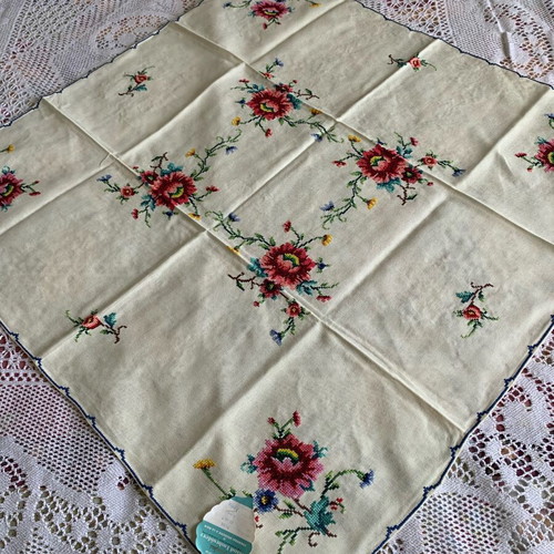 Tablecloth large embroidered vintage new with 4 napkins