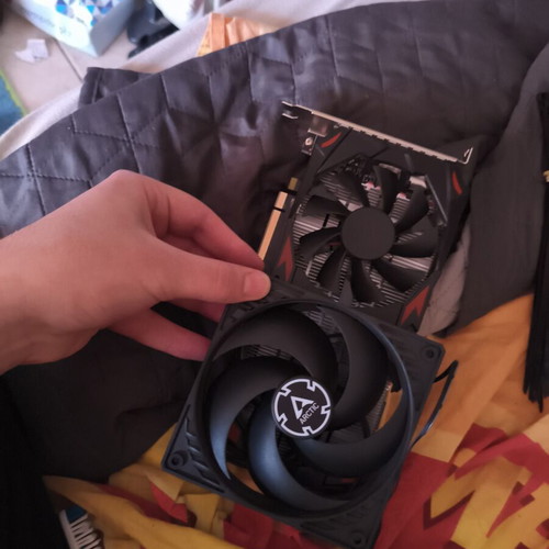 Rx 580 2048sp 8GB graphics card with custom Arctic P12 fan