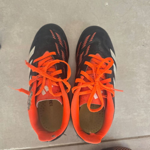 Παιδικά ποδοσφαιρικά παπούτσια Adidas νούμερο 35 σαν καινούργια, δερμάτινα