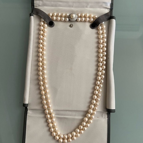 Women's pearl necklace with South Sea pearls and diamond clasp like new