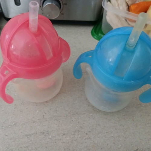 Munchkin cups like new, set of 5 with straws and designs
