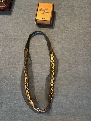 Gold choker necklace like new, made of stainless steel