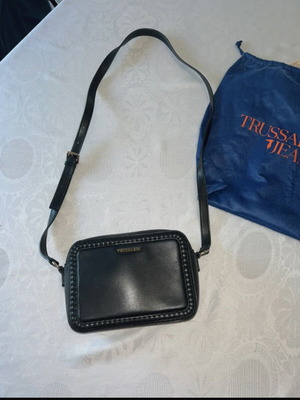 Τσάντα Crossbody Trussardi Like New, Μαύρο Οικολογικό Δέρμα, Ρυθμιζόμενο Λουράκι