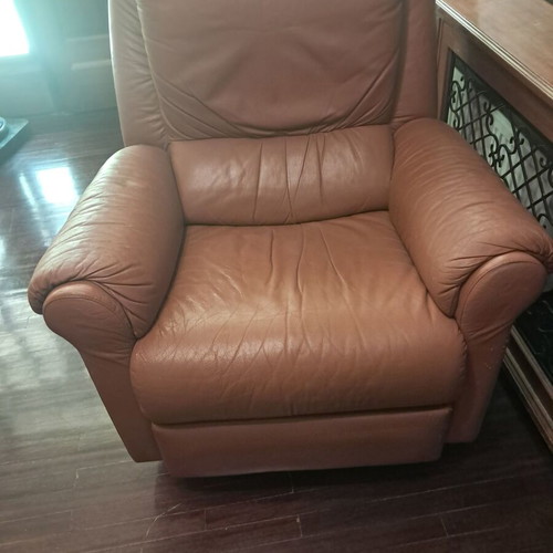 Reclining leather armchair used with automatic mechanism and swivel