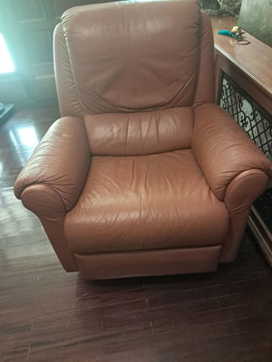 Reclining leather armchair used with automatic mechanism and swivel