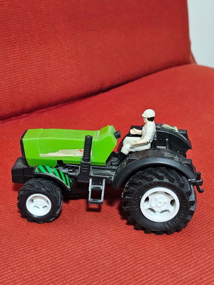 Toy tractor used in good condition