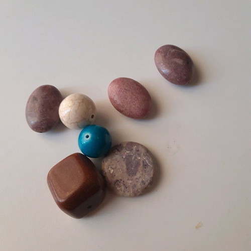 Various stones new with large chrysolith