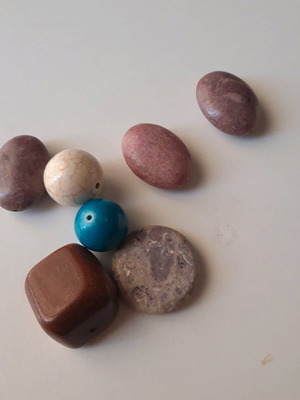 Various stones new with large chrysolith