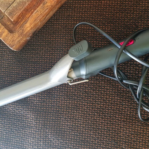 Curling iron like new with airy light curls effect
