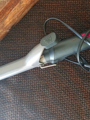Curling iron like new with airy light curls effect