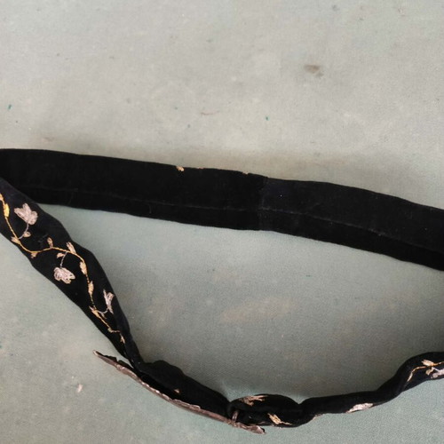 Embroidered velvet belt with silver clasp, two hands