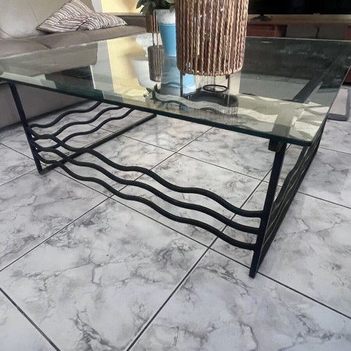 Coffee table like new, wrought iron with glass surface 1m x 1m