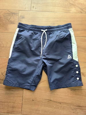 Reebok Bermuda shorts medium size used, dark blue and white