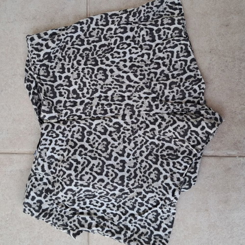 Stradivarius leopard shorts skirt size 40 like new