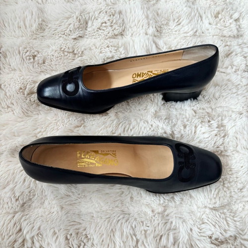 Salvatore Ferragamo Gancini Pumps Navy Size 39 C Like New