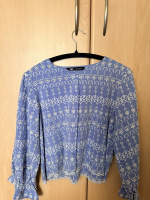 Zara crop shirt in perfect condition, white and blue, size L