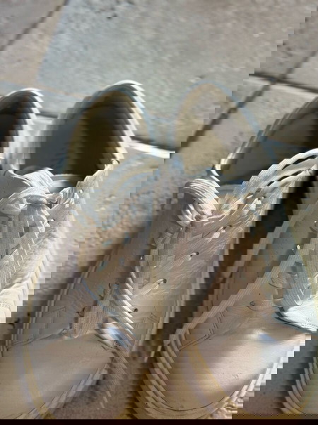 λευκά sneakers