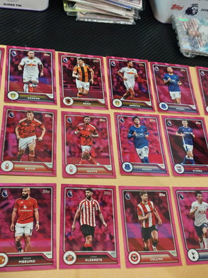 Topps Premier League 2026/27 Pink Voltage πακέτο 18 παράλληλων καρτών